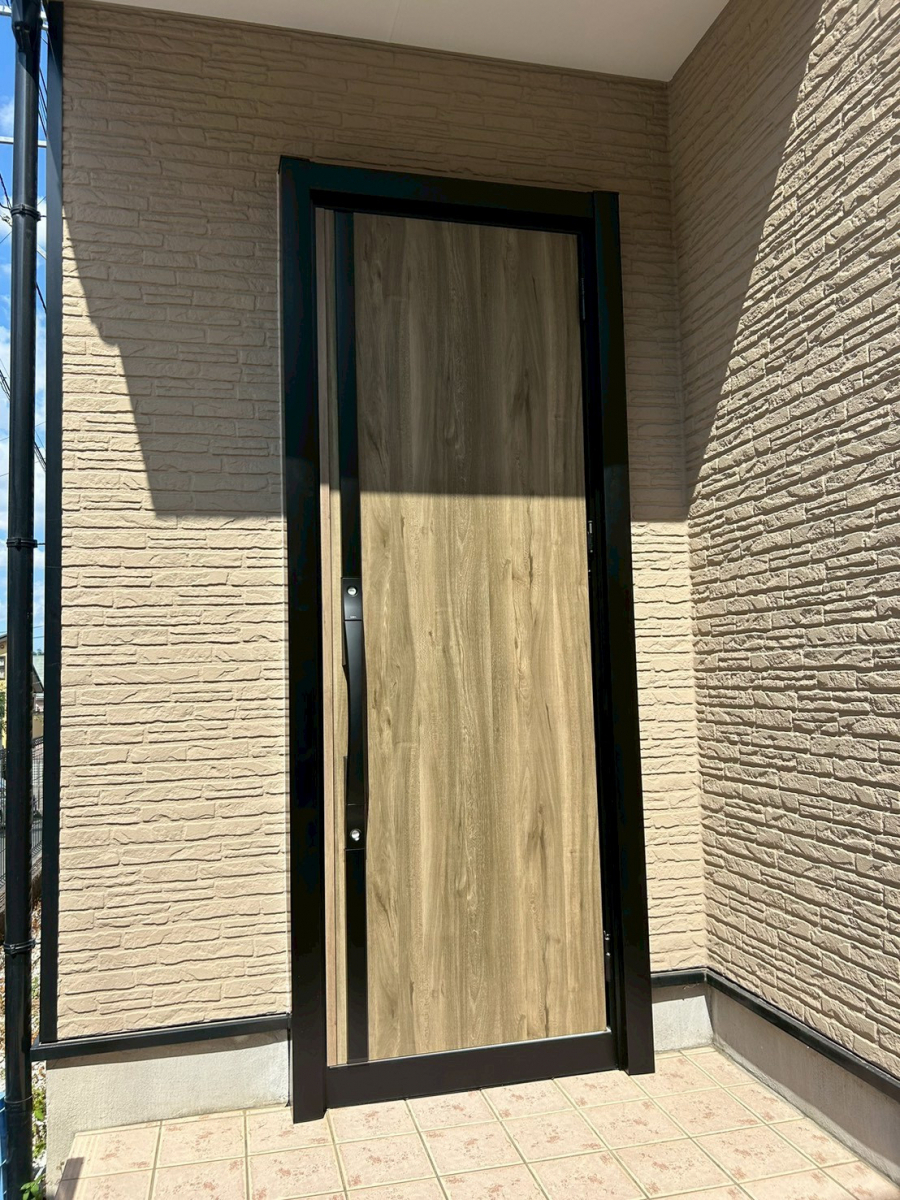 海老名トーヨー住器の海老名市の断熱補助金を利用して、玄関をバリっとイメチェン！の施工後の写真1