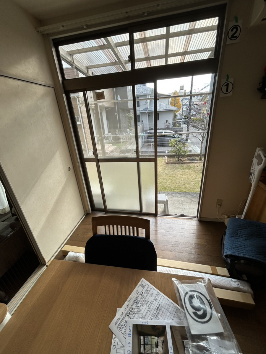 海老名トーヨー住器の海老名市　内窓インプラス施工例「部屋の温度環境の変化により睡眠の質があがった」の施工前の写真1