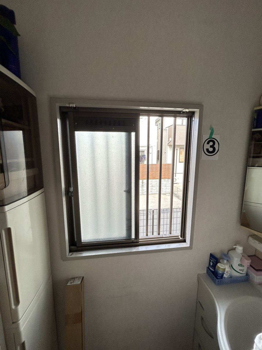 海老名トーヨー住器の海老名市　内窓インプラス施工例「部屋の温度環境の変化により睡眠の質があがった」の施工前の写真2