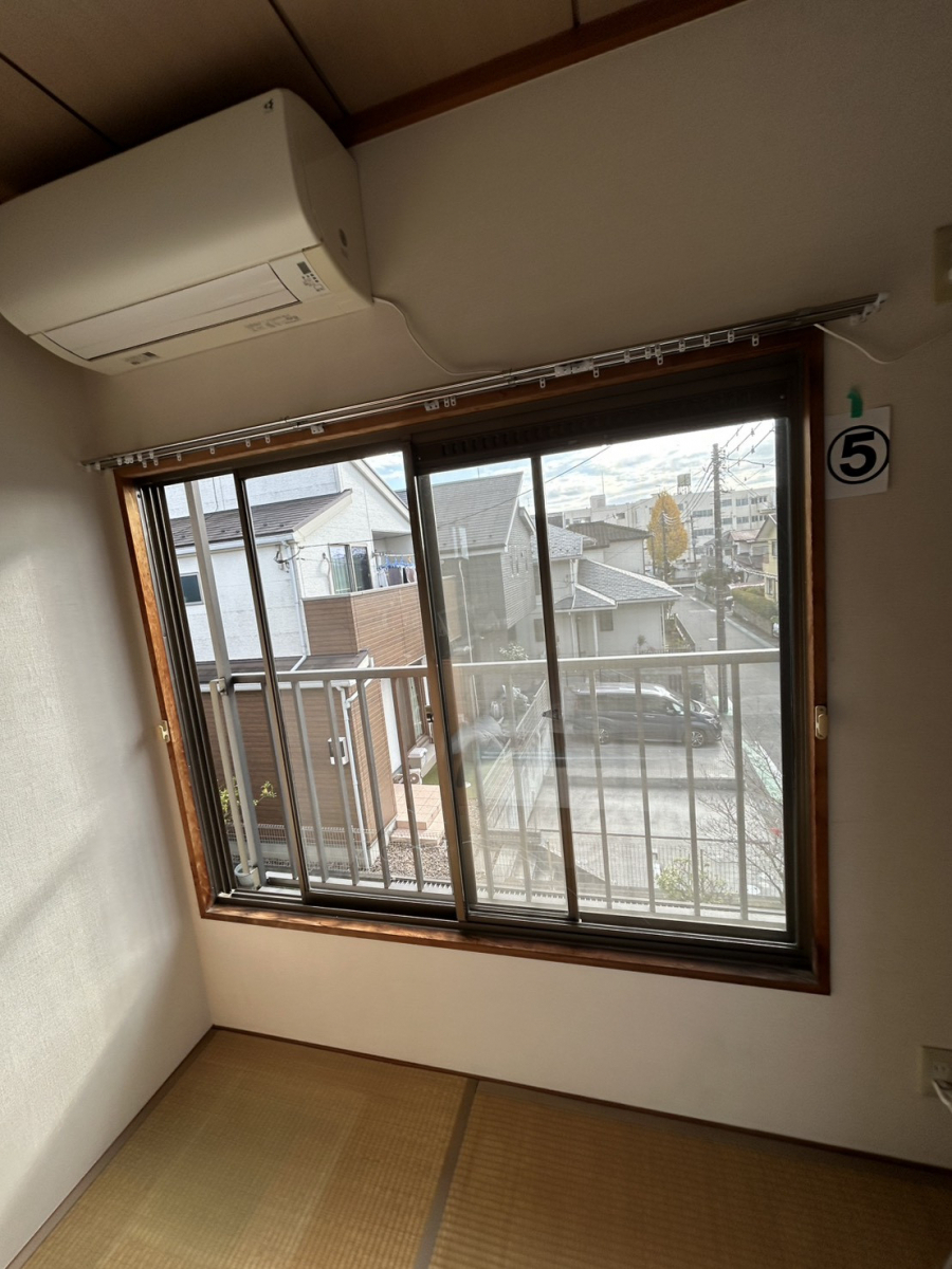 海老名トーヨー住器の海老名市　内窓インプラス施工例「部屋の温度環境の変化により睡眠の質があがった」の施工前の写真3