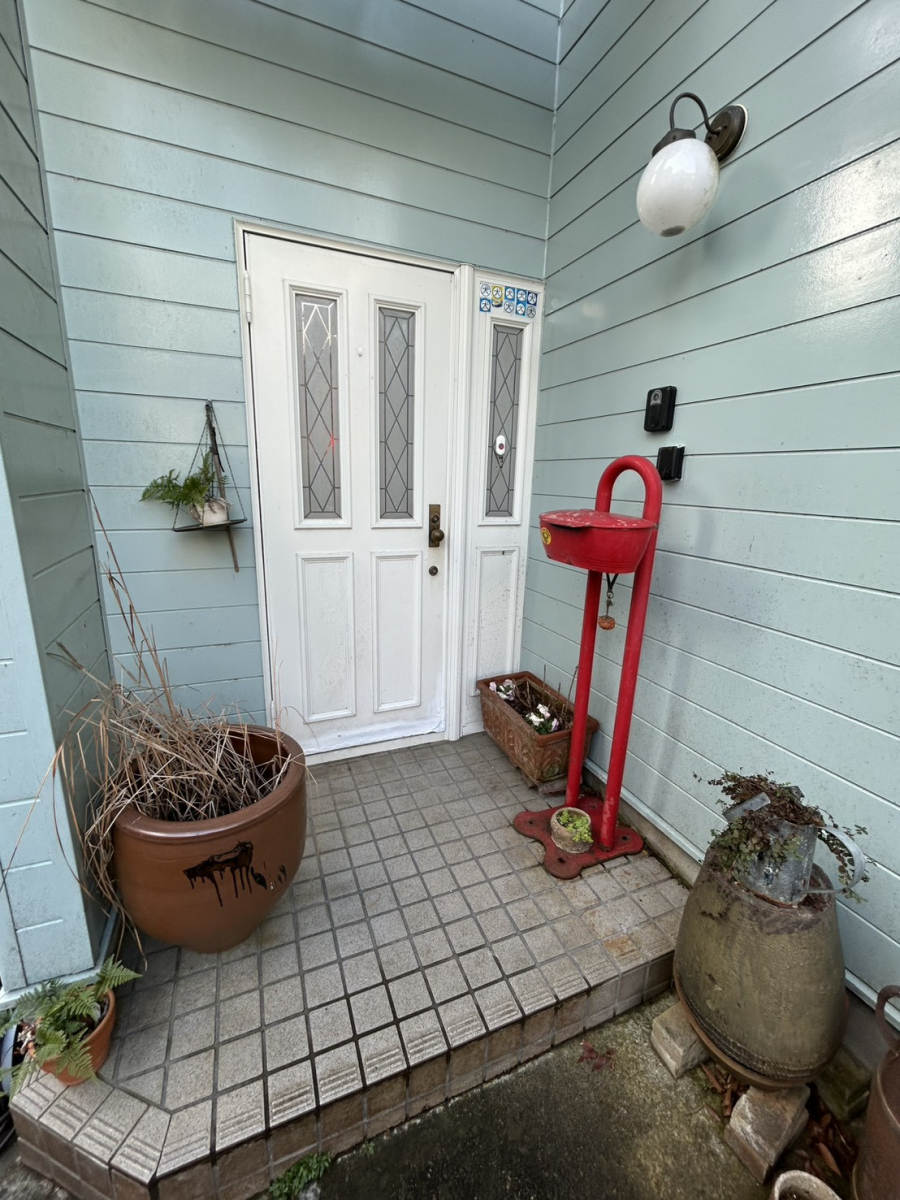 海老名トーヨー住器の相模原市　玄関リシェント施工例「スカイブルーの外壁にはアイボリー色の玄関が合う！」の施工前の写真1