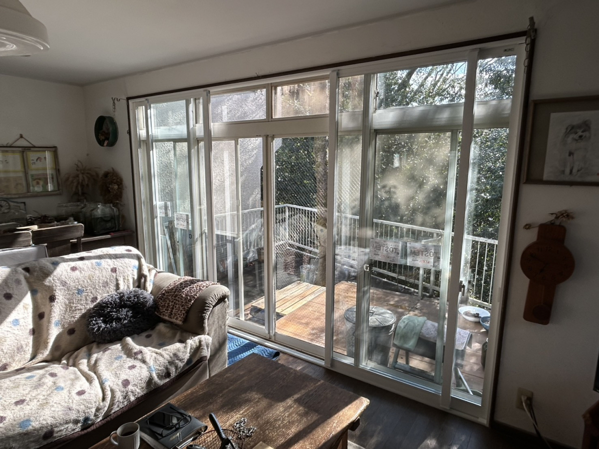 海老名トーヨー住器の相模原市　大きな破棄脱脂窓L型のコーナー窓に内窓を設置し断熱効果はアップ！の施工後の写真1