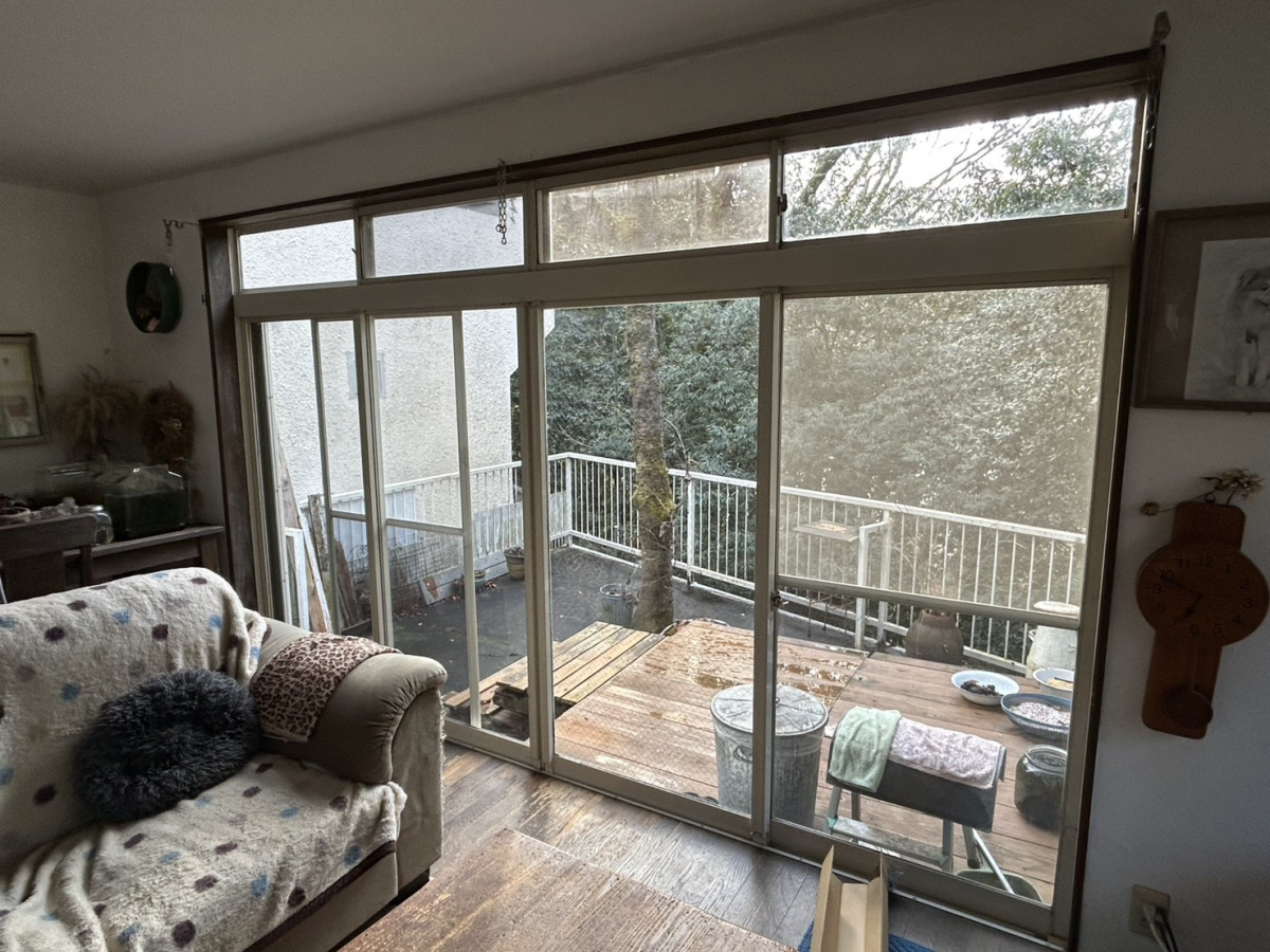 海老名トーヨー住器の相模原市　大きな破棄脱脂窓L型のコーナー窓に内窓を設置し断熱効果はアップ！の施工前の写真1