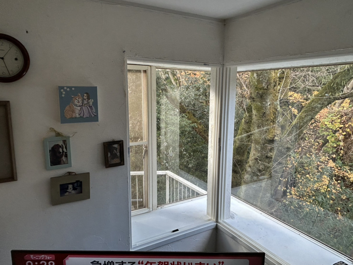 海老名トーヨー住器の相模原市　大きな破棄脱脂窓L型のコーナー窓に内窓を設置し断熱効果はアップ！の施工前の写真2