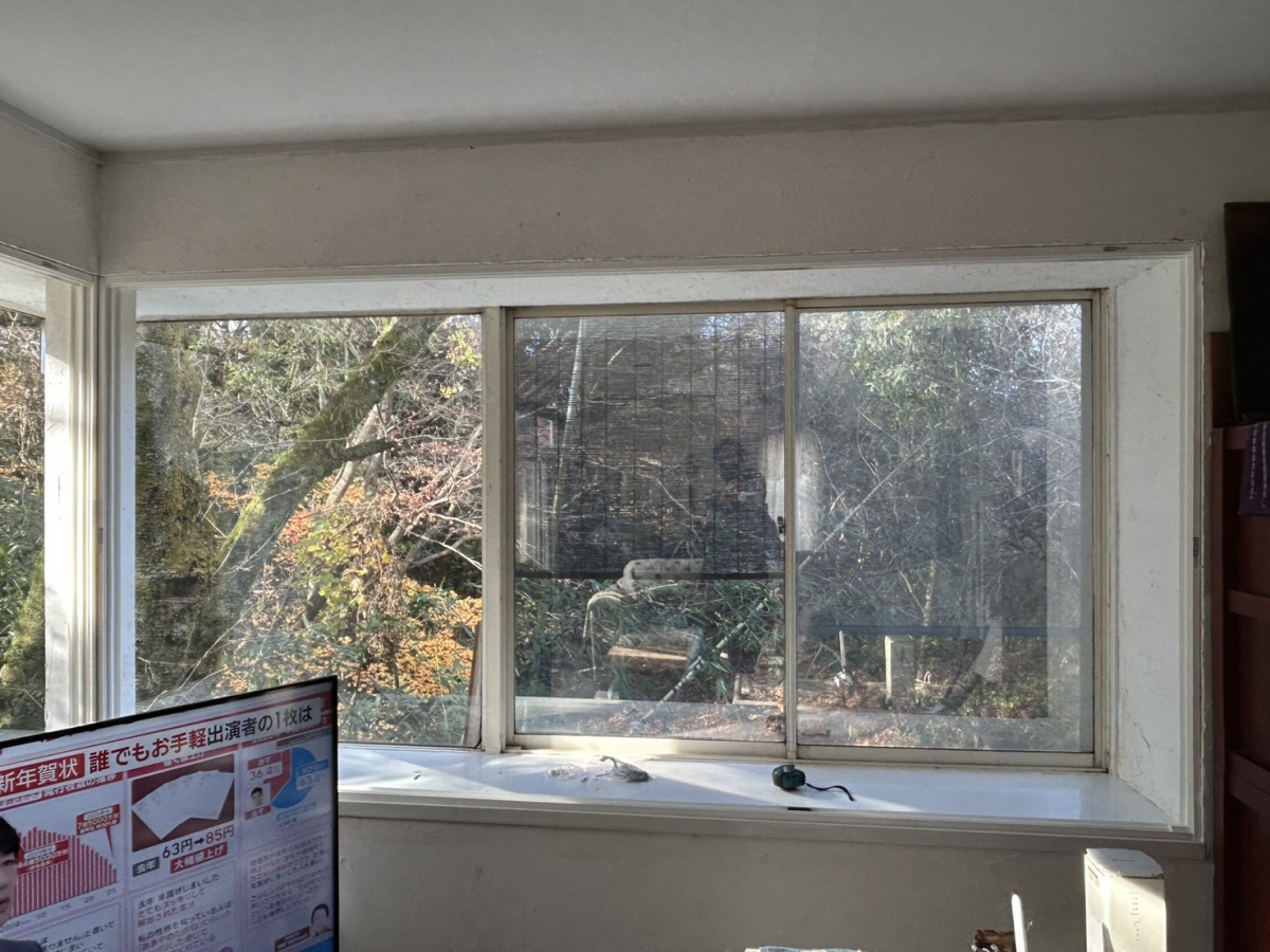 海老名トーヨー住器の相模原市　大きな破棄脱脂窓L型のコーナー窓に内窓を設置し断熱効果はアップ！の施工前の写真3