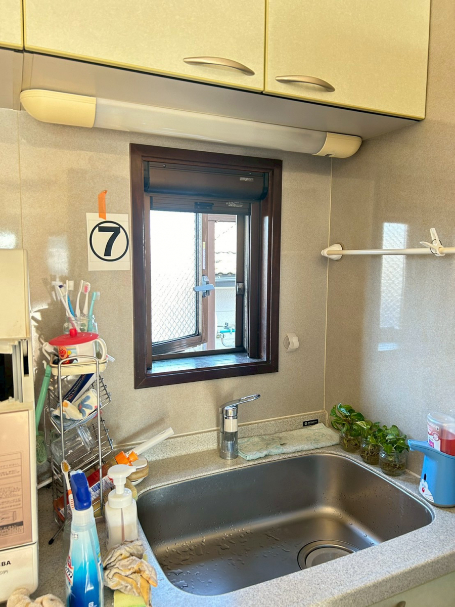 海老名トーヨー住器の綾瀬市　3階建て住宅　他社では対応不可だった窓に内窓（二重窓）設置　施工例の施工前の写真1