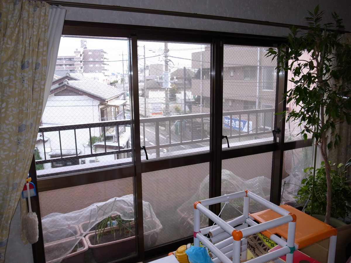 海老名トーヨー住器の綾瀬市　3階建て住宅　他社では対応不可だった窓に内窓（二重窓）設置　施工例の施工前の写真2