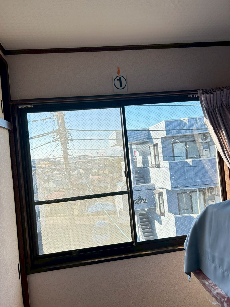 海老名トーヨー住器の綾瀬市　3階建て住宅　他社では対応不可だった窓に内窓（二重窓）設置　施工例の施工前の写真3