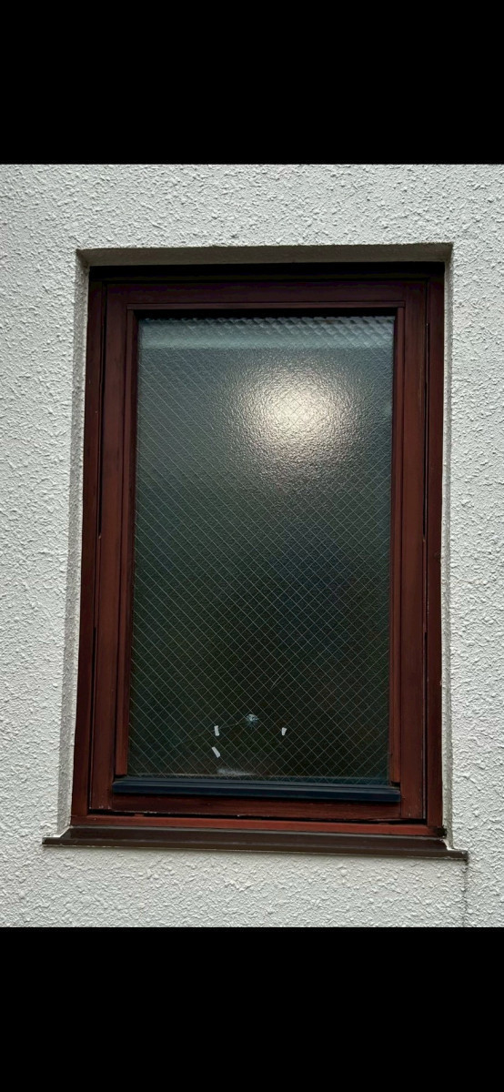 海老名トーヨー住器の厚木市　木製サッシガラス破損　アルミサッシでカバー工事後塗装し仕上げ　施工例の施工後の写真2