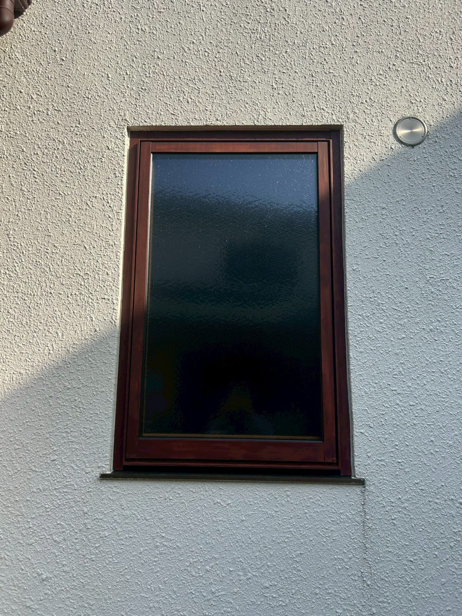 海老名トーヨー住器の厚木市　木製サッシガラス破損　アルミサッシでカバー工事後塗装し仕上げ　施工例の施工後の写真3