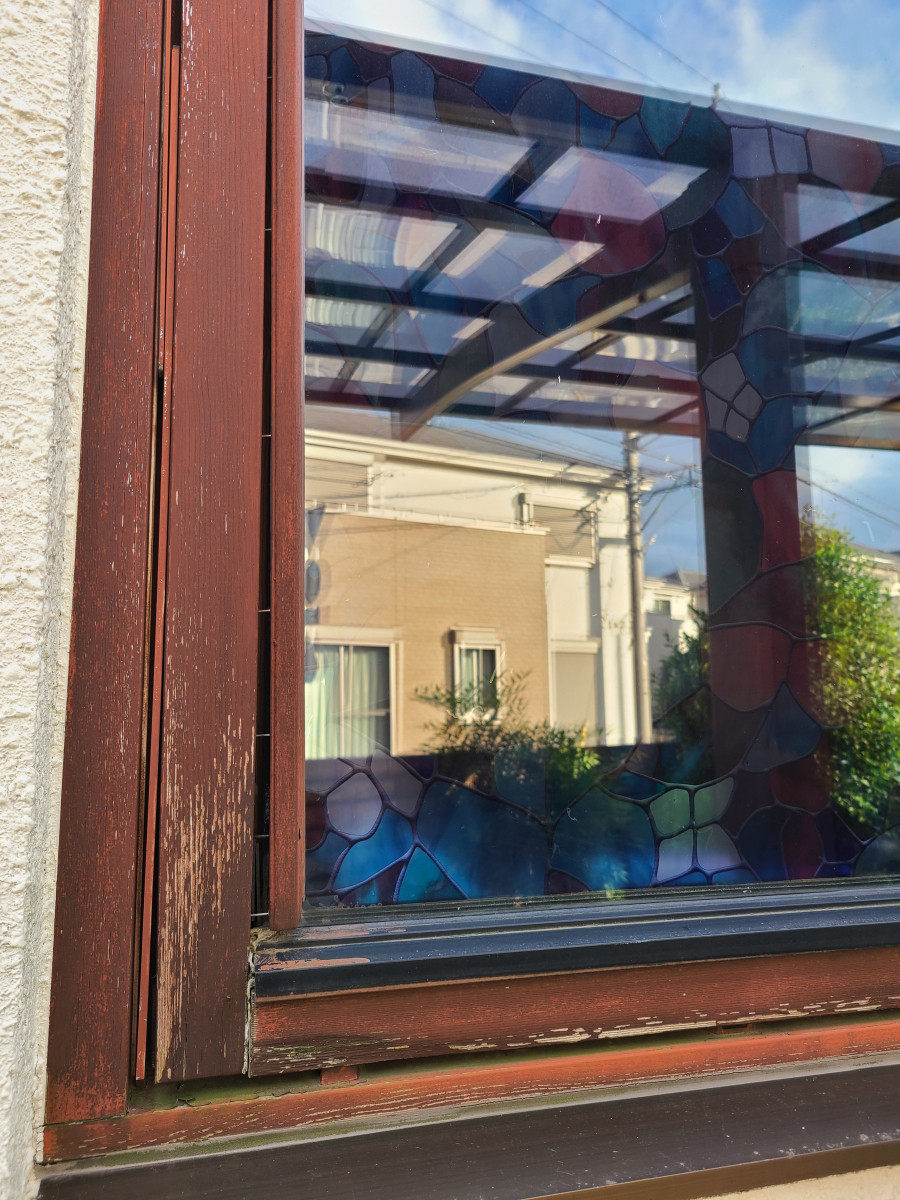 海老名トーヨー住器の厚木市　木製サッシガラス破損　アルミサッシでカバー工事後塗装し仕上げ　施工例の施工前の写真1