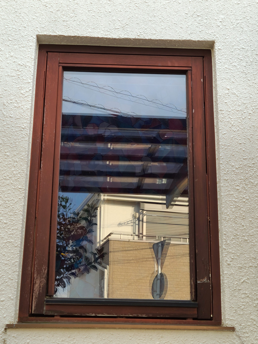 海老名トーヨー住器の厚木市　木製サッシガラス破損　アルミサッシでカバー工事後塗装し仕上げ　施工例の施工前の写真2