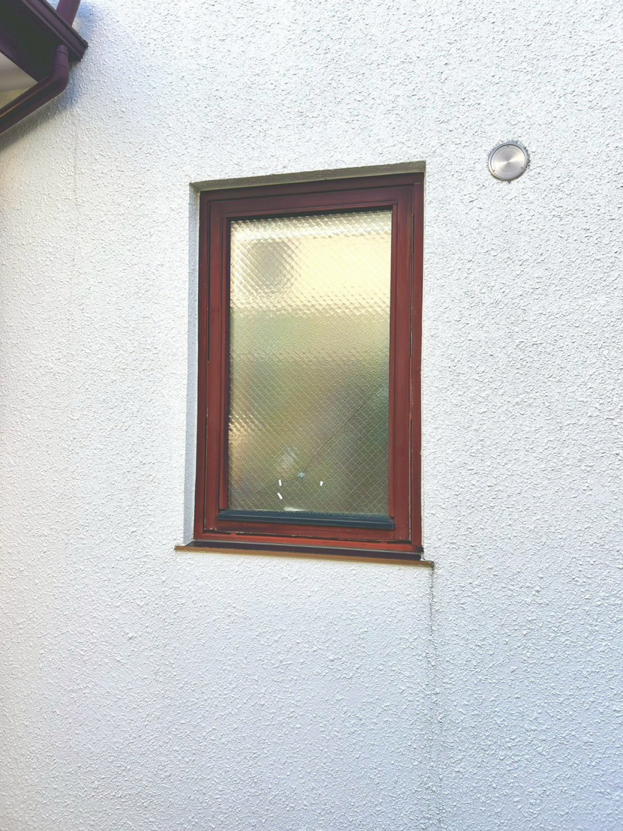 海老名トーヨー住器の厚木市　木製サッシガラス破損　アルミサッシでカバー工事後塗装し仕上げ　施工例の施工前の写真3