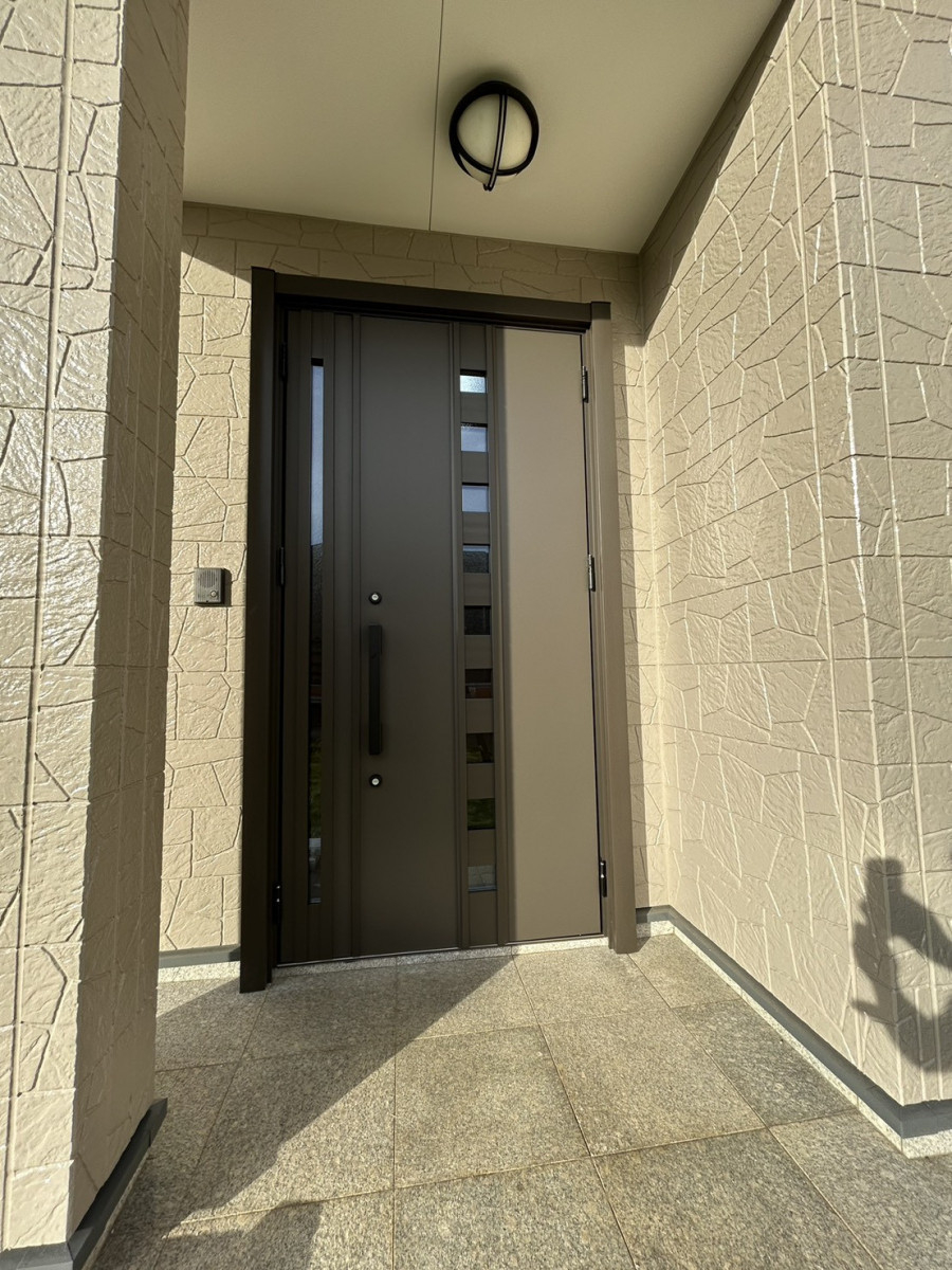 海老名トーヨー住器の海老名市　玄関リフォーム施工例「海老名市住宅断熱改修促進事業補助金利用」の施工後の写真1