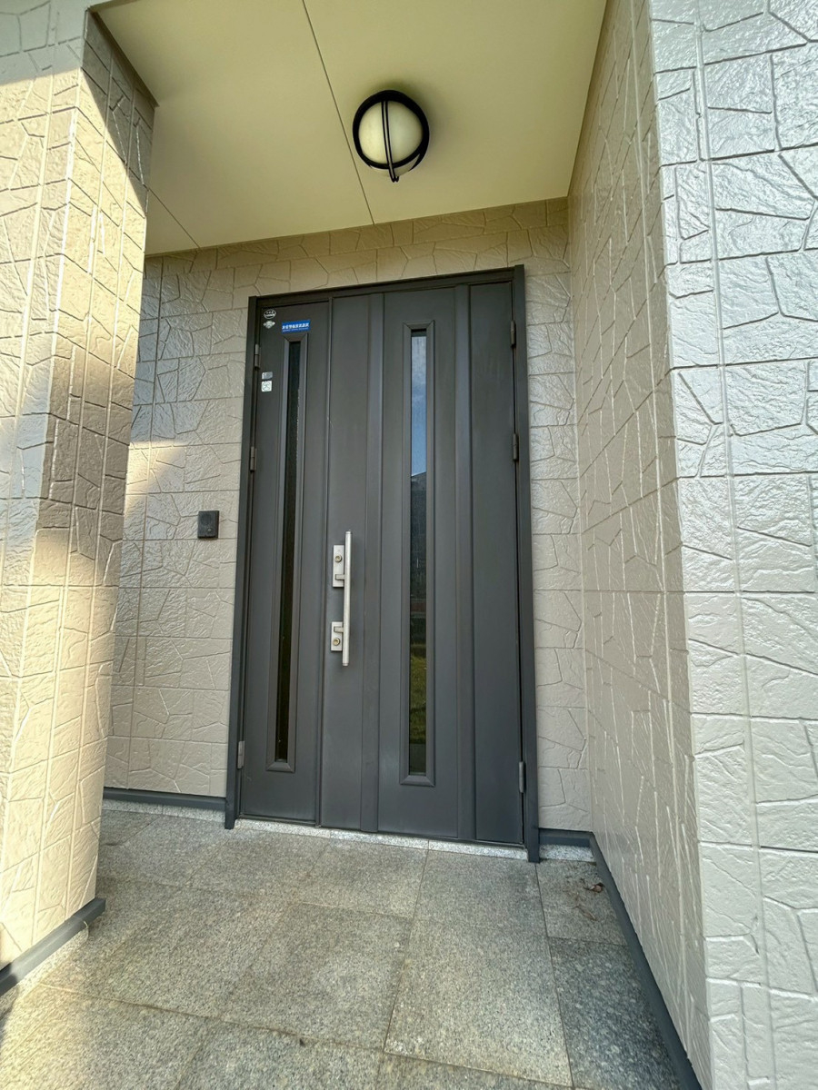 海老名トーヨー住器の海老名市　玄関リフォーム施工例「海老名市住宅断熱改修促進事業補助金利用」の施工前の写真1