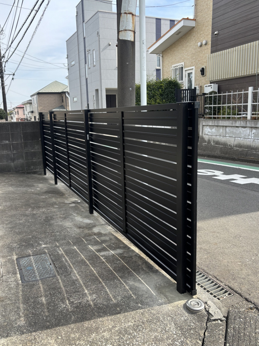 海老名トーヨー住器の綾瀬市　目隠しタイプ　ABフェンス施工例の施工後の写真1