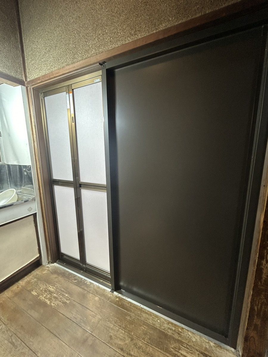 海老名トーヨー住器の海老名市　昔ながらの大きな引違い戸を中折れ戸に変更して、浴室入口をコンパクトにした　施工例の施工後の写真1