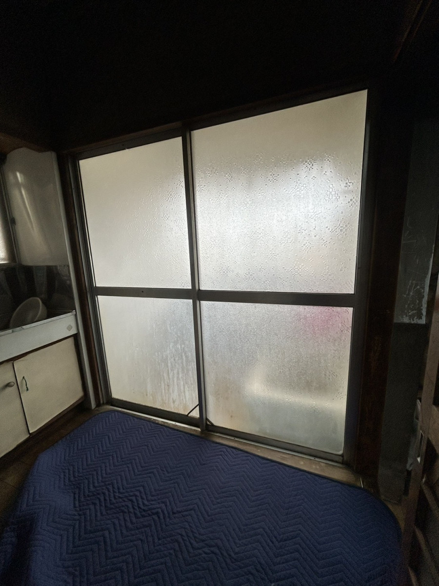 海老名トーヨー住器の海老名市　昔ながらの大きな引違い戸を中折れ戸に変更して、浴室入口をコンパクトにした　施工例の施工前の写真1