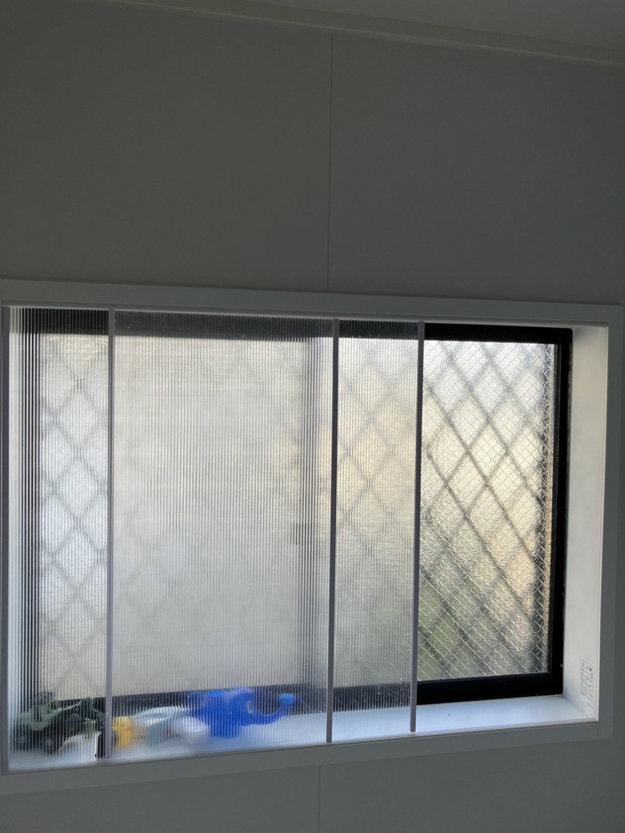 海老名トーヨー住器の海老名市インプラス施工例　「内窓インプラスなら、工事当日から断熱効果を実感！」の施工前の写真1