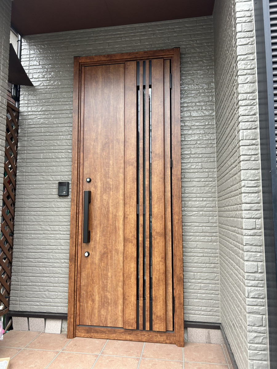 海老名トーヨー住器の海老名市玄関施工例　表面材がはがれた玄関ドアも1日で新築時のようなきれいなドアにリフォーム！の施工後の写真1