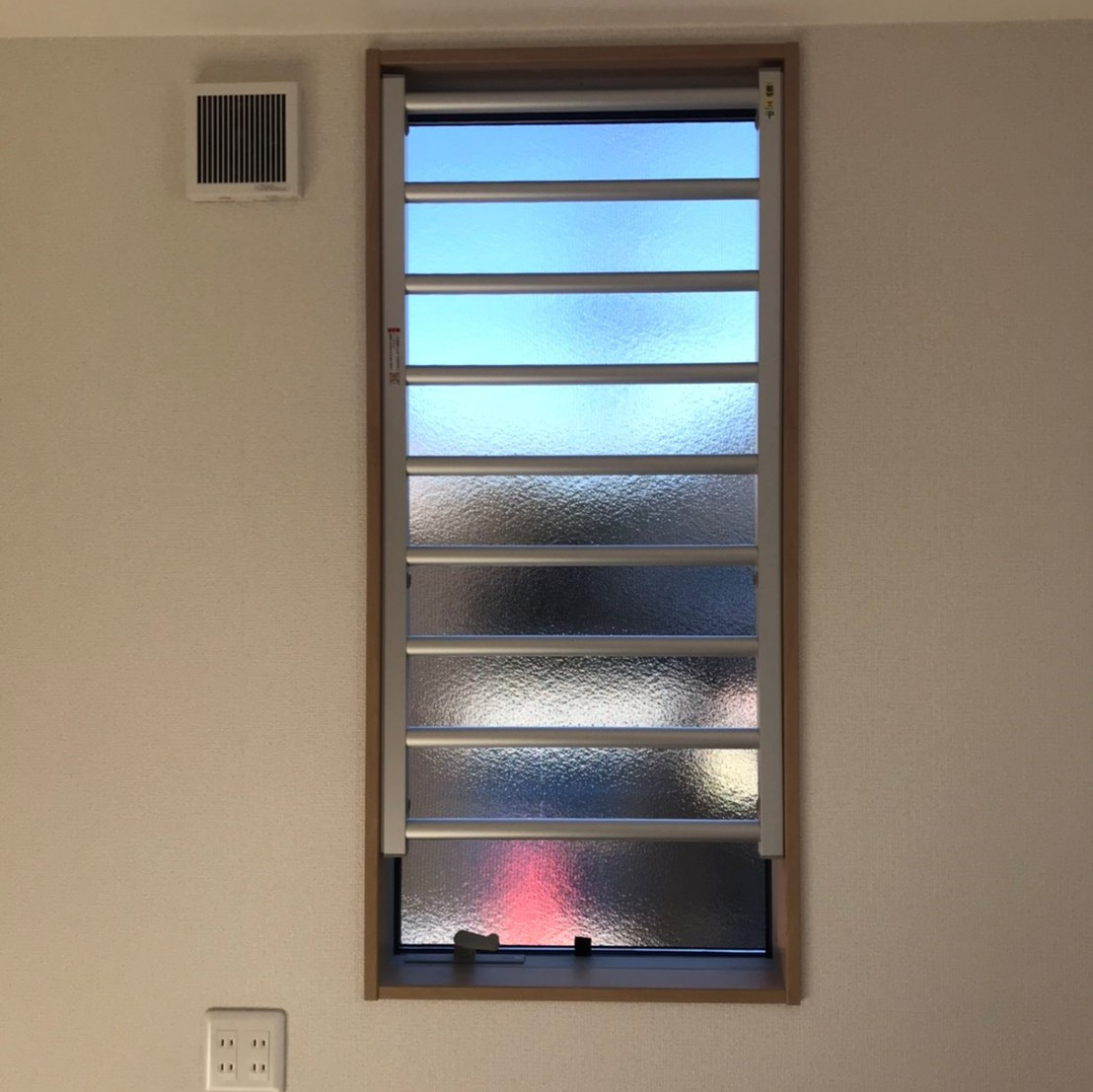 海老名トーヨー住器の一日で取り付けが可能！防犯対策に室内面格子の施工後の写真1