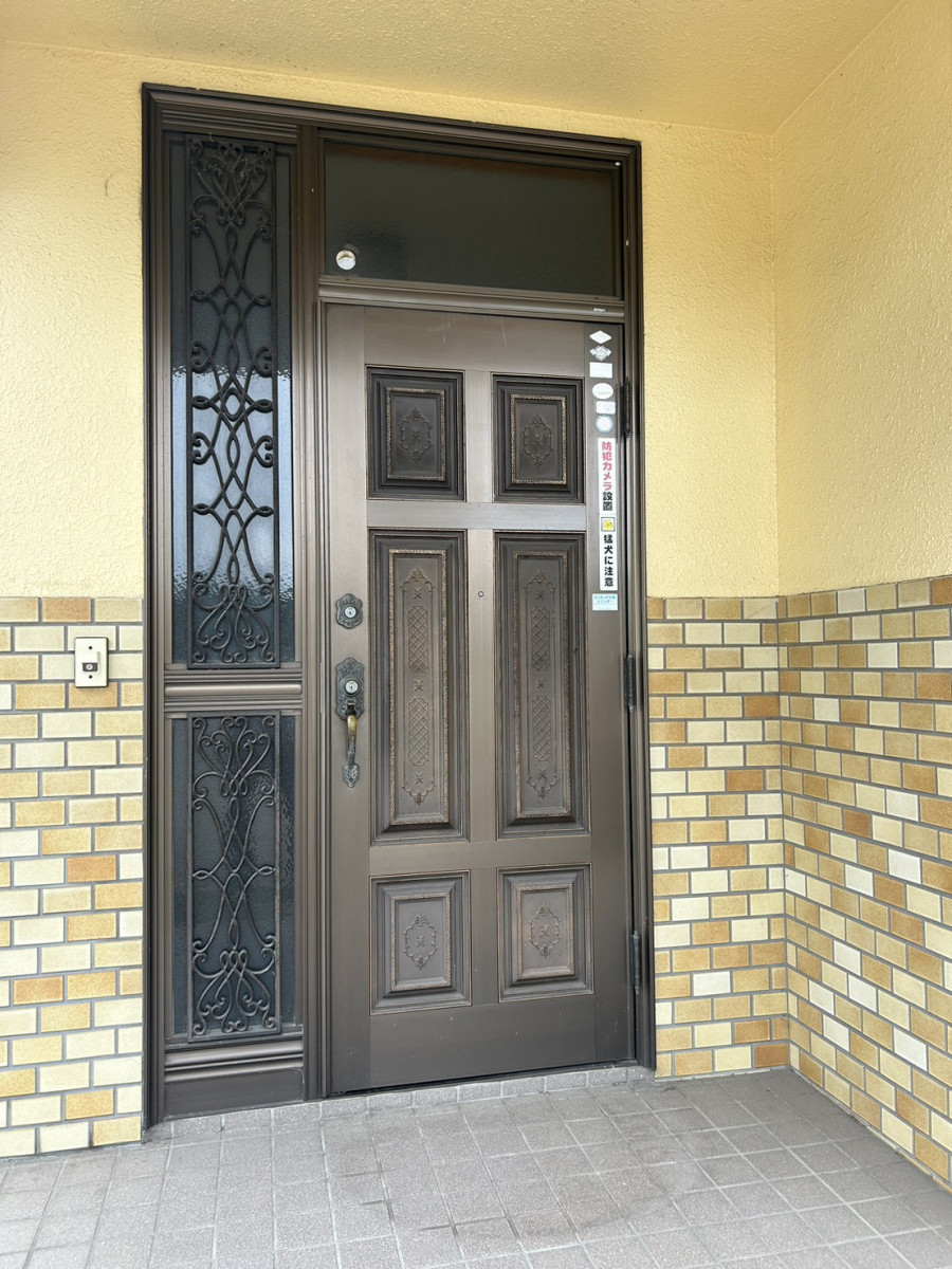 海老名トーヨー住器の築33年「とにかく玄関に不満が！」お客様からご相談いただきました。　海老名市施工事例の施工前の写真1