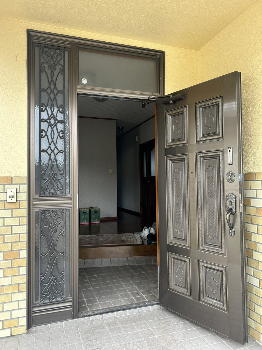 海老名トーヨー住器の築33年「とにかく玄関に不満が！」お客様からご相談いただきました。　海老名市施工事例の施工前の写真2