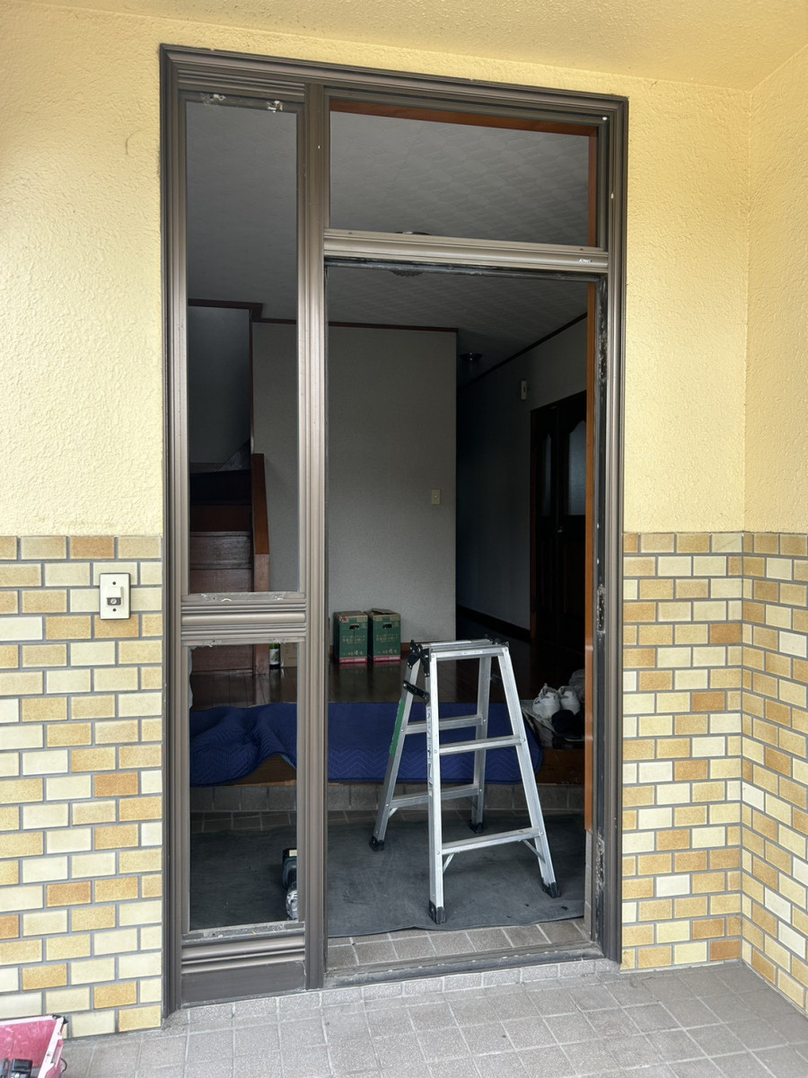 海老名トーヨー住器の築33年「とにかく玄関に不満が！」お客様からご相談いただきました。　海老名市施工事例の施工前の写真3