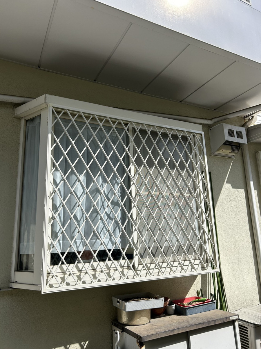 海老名トーヨー住器の海老名市　１階の窓にヒシクロス面格子取付「窓は空き巣の侵入口No.1の危険な出入口」の施工後の写真1