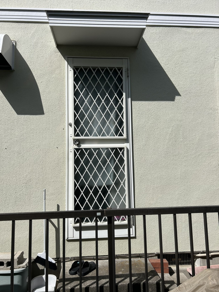 海老名トーヨー住器の海老名市　１階の窓にヒシクロス面格子取付「窓は空き巣の侵入口No.1の危険な出入口」の施工後の写真2