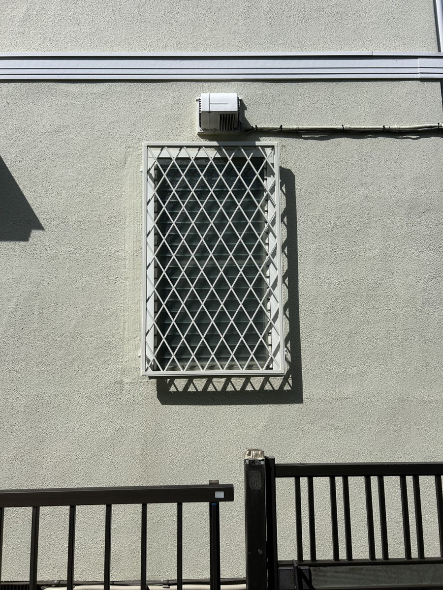 海老名トーヨー住器の海老名市　１階の窓にヒシクロス面格子取付「窓は空き巣の侵入口No.1の危険な出入口」の施工後の写真3