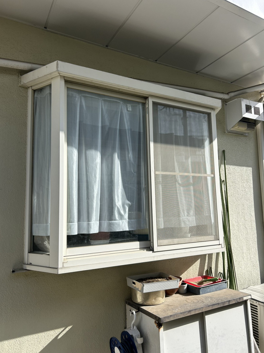 海老名トーヨー住器の海老名市　１階の窓にヒシクロス面格子取付「窓は空き巣の侵入口No.1の危険な出入口」の施工前の写真1