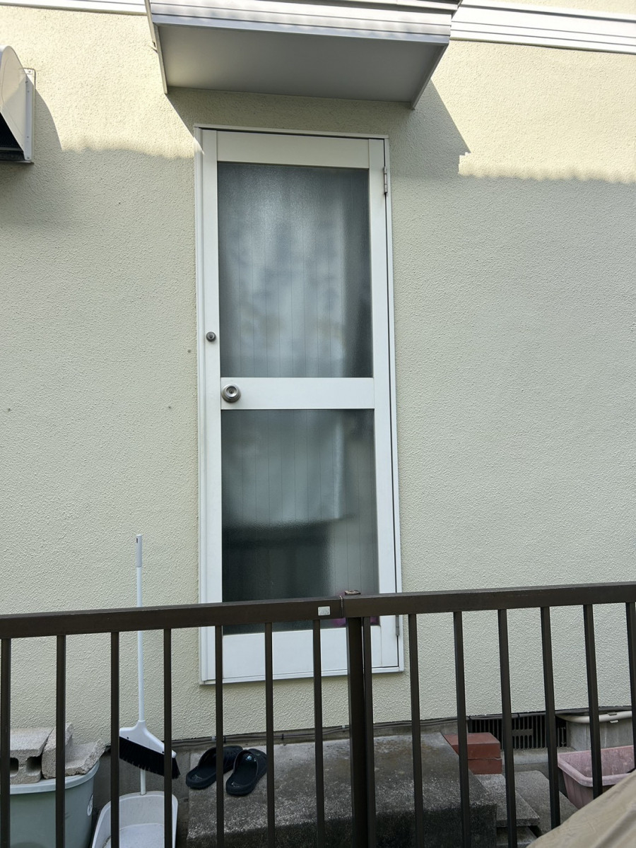 海老名トーヨー住器の海老名市　１階の窓にヒシクロス面格子取付「窓は空き巣の侵入口No.1の危険な出入口」の施工前の写真2