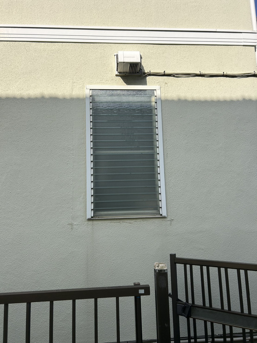 海老名トーヨー住器の海老名市　１階の窓にヒシクロス面格子取付「窓は空き巣の侵入口No.1の危険な出入口」の施工前の写真3