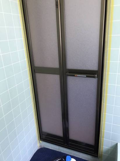 海老名トーヨー住器の浴室中折れドアカバー工法施工事例写真1