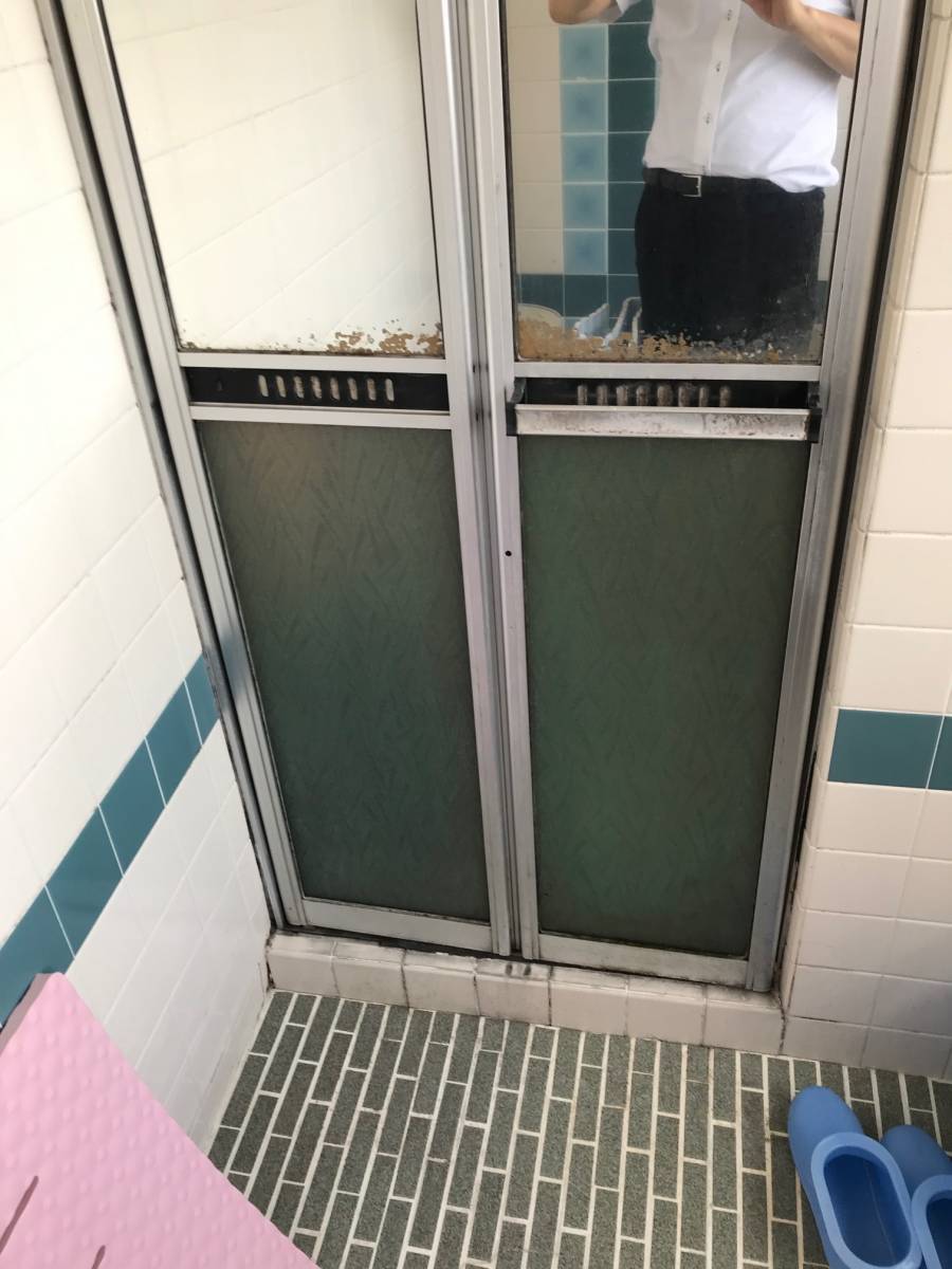 海老名トーヨー住器の浴室中折れドア　ドアカバー工事の施工前の写真2