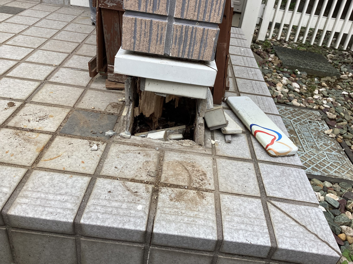 リバーアルミトーヨー住器の町田市　玄関ポーチ補修工事の施工前の写真1
