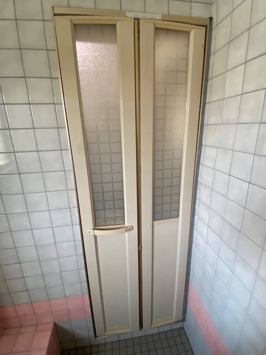 押田屋の浴室折戸の取替の施工前の写真1