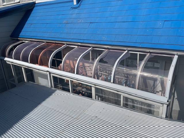押田屋のバルコニーのポリカ屋根の割れ替えをしました。の施工前の写真1