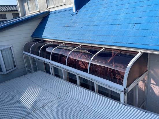 押田屋のバルコニーのポリカ屋根の割れ替えをしました。施工事例写真1