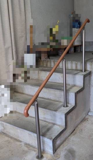 押田屋の玄関先に手すりを設置させていただきました！！施工事例写真1
