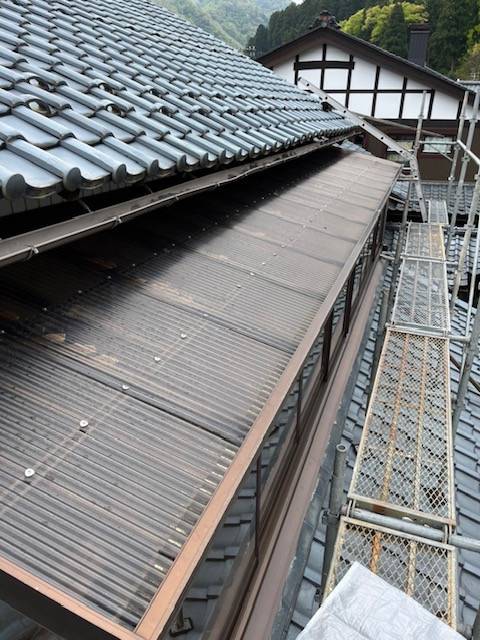 押田屋のバルコニー屋根の修繕の施工前の写真1