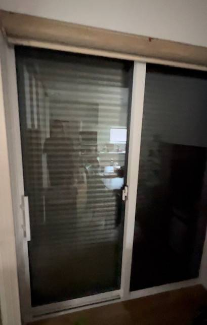 押田屋のシャッターを室内から動画でご紹介の施工前の写真1