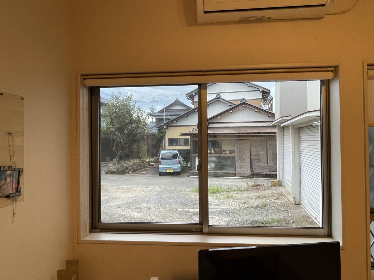 押田屋のリビングに断熱効果のある内窓を取付させていただきましたの施工前の写真1