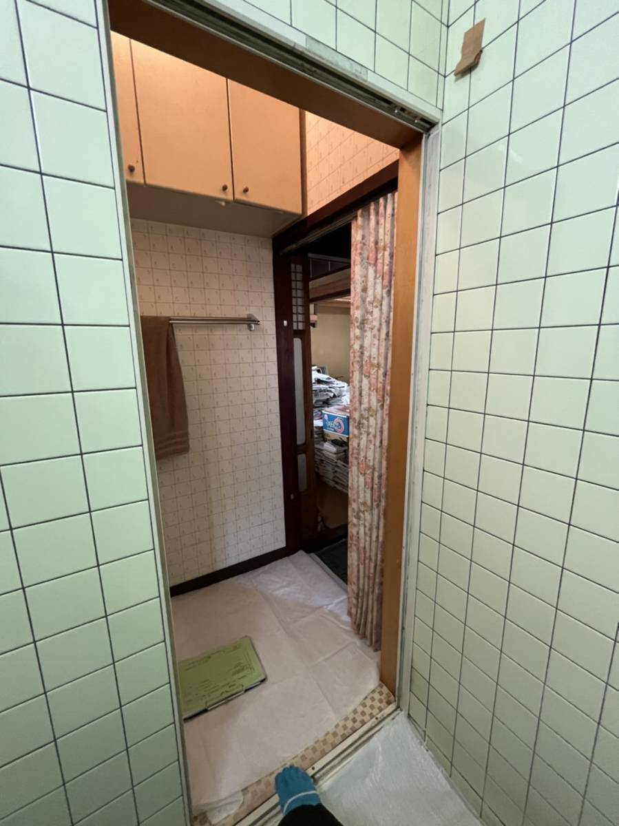 押田屋の浴室の折戸を取替させていただきましたの施工前の写真1