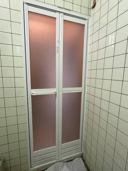 押田屋の浴室の折戸を取替させていただきました施工事例写真1