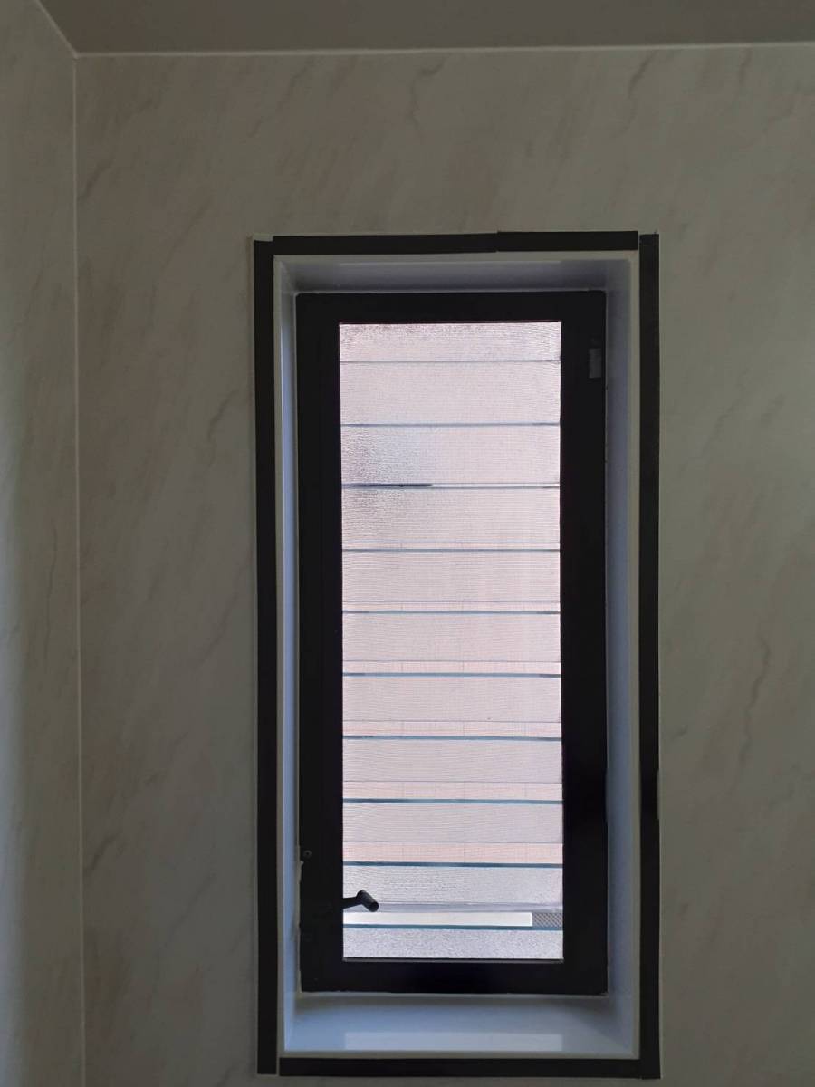 押田屋の浴室の窓をカバー工法にて取替させていただきました。の施工前の写真2