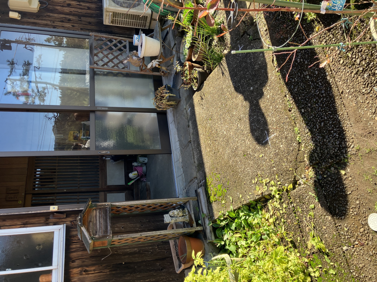 押田屋の玄関前ポーチに手すりをつけました。の施工前の写真1