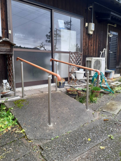 押田屋の玄関前ポーチに手すりをつけました。施工事例写真1
