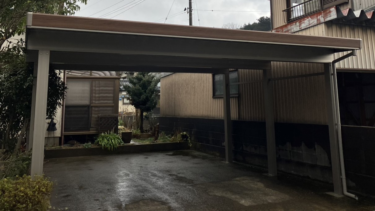 押田屋のカーポートの屋根の外観を木目色に変えましたの施工後の写真2